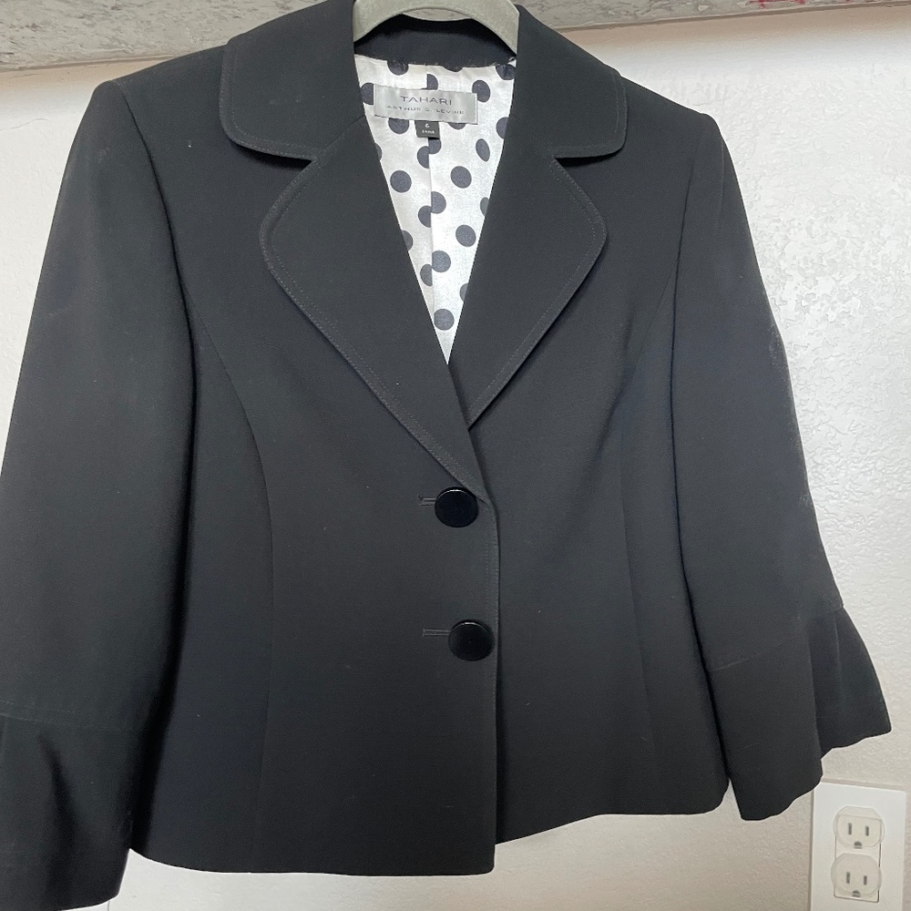 Tahari short jacket with flared sleeves sz 6